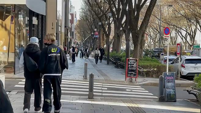 漫步城市街头，感受生机勃勃，体验独特乐趣