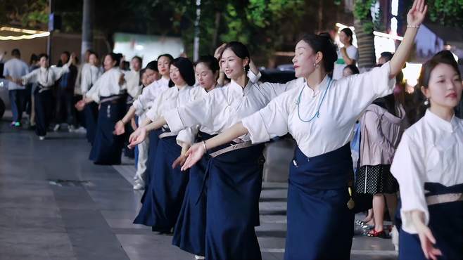 成都几位美女跳锅庄舞，舞姿优美长得又好看，引来数千人来围观