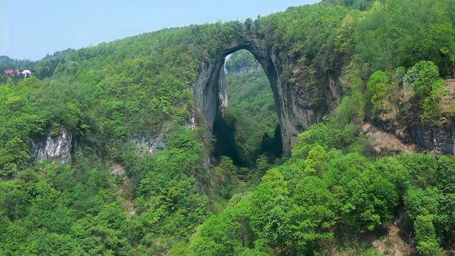 至今未开发的世界第一高公路天生桥，堪称绝世美景，贵州最后净土