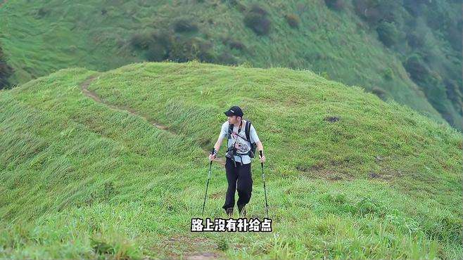 周末不要再躺在家里啦,和我们一起去三官山的草甸上,尽情奔跑释放压力吧！ #茂名  #三官山  #日出云海  #治愈系风景  #徒步  #山野自然  #行走20岁