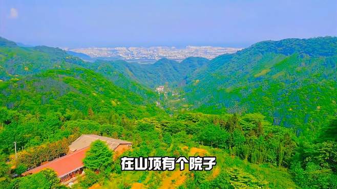 都江堰赵公山山顶有个院子，可以瞭望整个都江堰城区