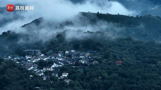 还原诗中的意境！西湖龙井山雨后云雾蒸腾村庄若隐若现