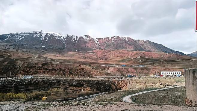 西藏昌都市丁青县街景，远处的雪山确实漂亮