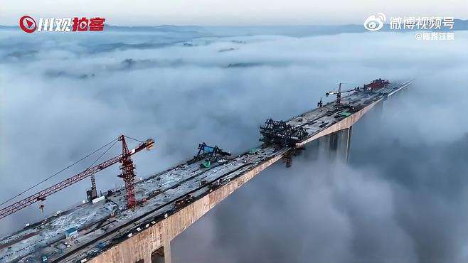 【意境拉满！当在建特大桥遇上壮观云海】近日清晨，位于四川广安市的大龙渠江特大桥烟云缭绕，画面壮美。网友：感觉人间仙境是真的了！（人民日报） 赣青爱分享