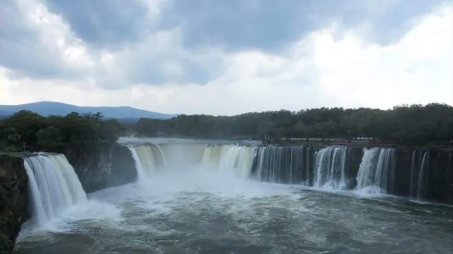 雨季赏瀑：黑龙江牡丹江镜泊湖吊水楼瀑布壮观三面溢流