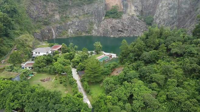 石材厂老板脑洞大开竟然把房子建这里，这下可好了，远近闻名