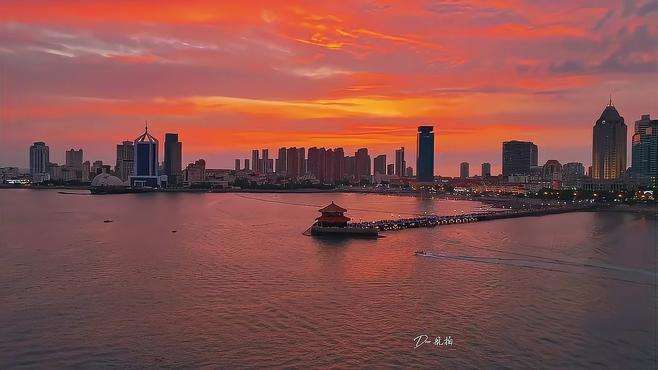 在青岛，邂逅栈桥最美晚霞！海风刚好，当夕阳给回澜阁染上一层橘色，那是一场盛大浪漫的开始。长虹远引，飞阁回澜，在栈桥看唯美晚霞，是打卡青岛最美的方法！ #晚霞 就