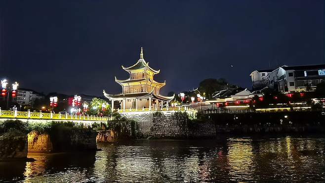 贵阳观湖区必去甲秀楼，400年历史夜景美丽无比！