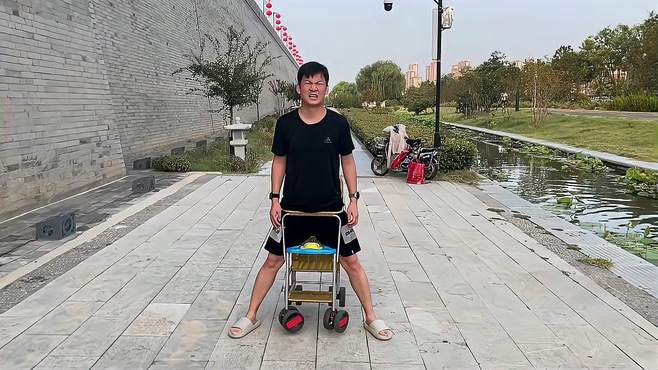 我卡在婴儿车里面了，这可急死我了