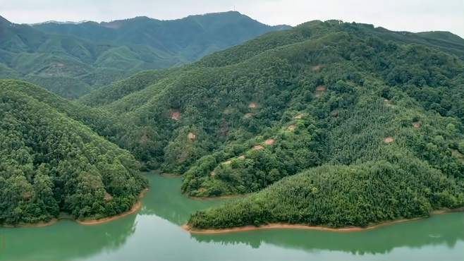 这究竟是什么地形地貌？那么多祖坟都放在这里，农村的习俗真是玄