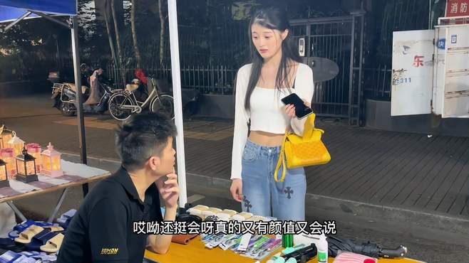 帅小伙“花式撩妹”，口才甩郭德纲3条街，难怪美女都为侧目！