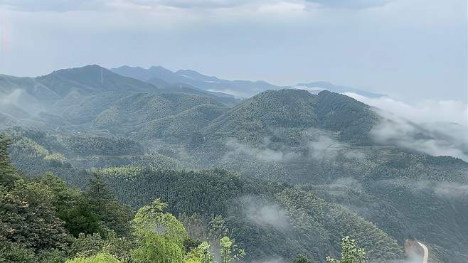 山顶俯视雨后的家乡