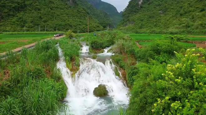 武鸣锣圩镇弄七村路边的溪流小瀑布，好山好水好风景