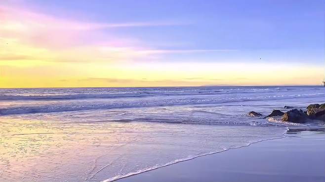 美丽的落日余晖微风晚霞海边沙滩海天连成一线美丽的风景治愈疲惫