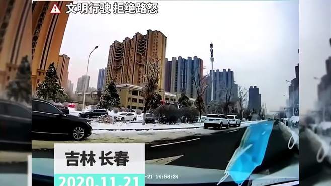 盘点路怒症爆发丢人现场，这司机大哥真是狠人，一点也不惯着