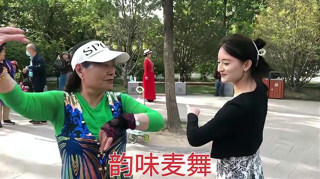 迎泽公园南门，新疆美女和未名女士，原生态舞蹈皮芽子味道