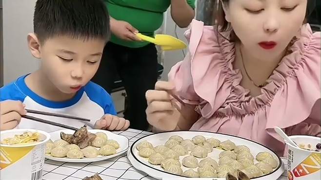 搞笑夫妻：老公都这样了，还不耽误他吃！干饭人的迷惑行为