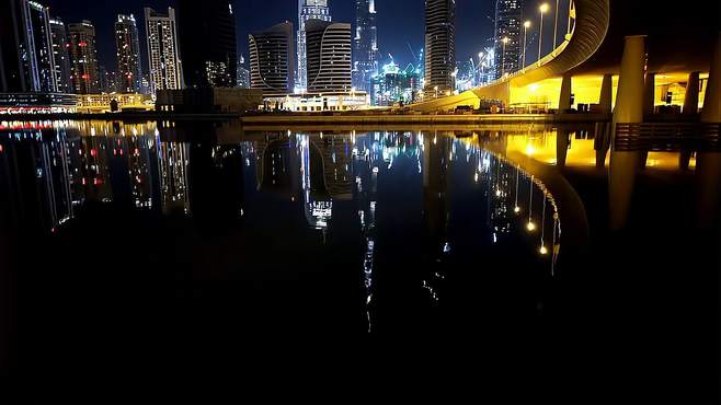 在繁华的城市中，夜晚的霓虹灯光熠熠生辉，照亮了整个城市