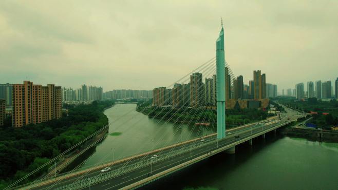 解放大桥的雨后风采