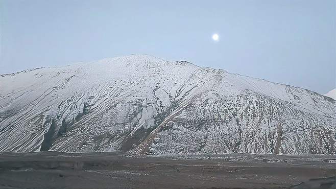 坐着火车去拉萨，看这雪山漂亮吗？