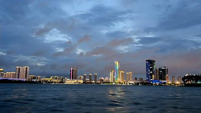 台风来临前的天空云彩，其实我们只要留意用心，身边处处都是美景