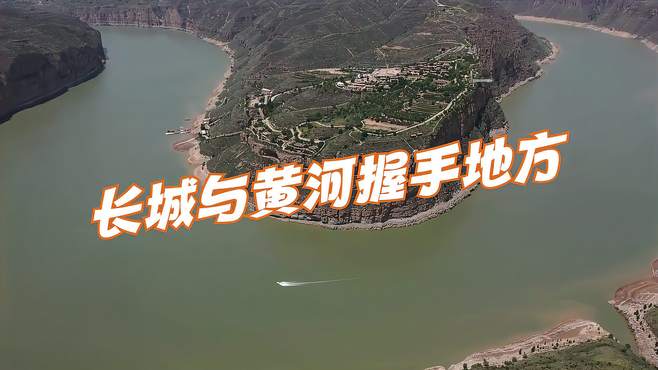 偏关长城一号公路旁有许多古堡，长城与黄河握手的地方就是老牛湾