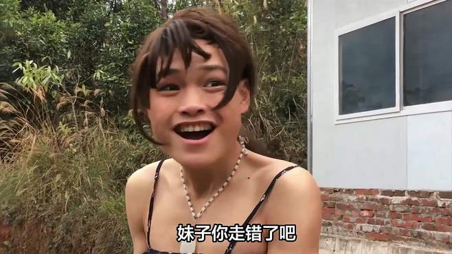 妹子你走错了吧！这可是男厕啊！