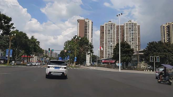 四川雅安新城，经常下雨的城市，太美了