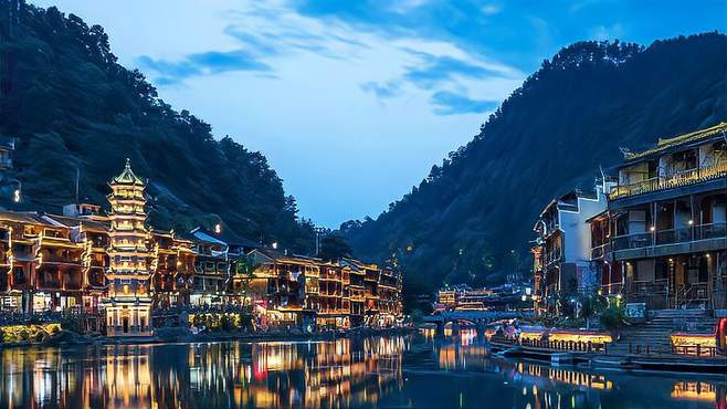 凤凰古城：白天探险，夜晚赏景，游玩攻略全解析