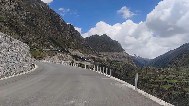 太危险了，西藏超险盘山公路，旁边就是悬崖峭壁