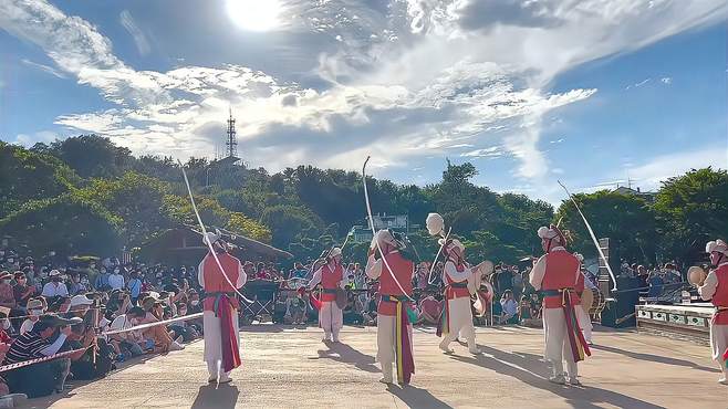 游历大街小巷，体会大都市的独特文化气息，感受不一样的生活乐趣