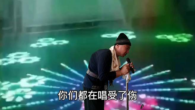 驼背老汉改编歌曲，深情演绎一开口就惊呆评委和观众！