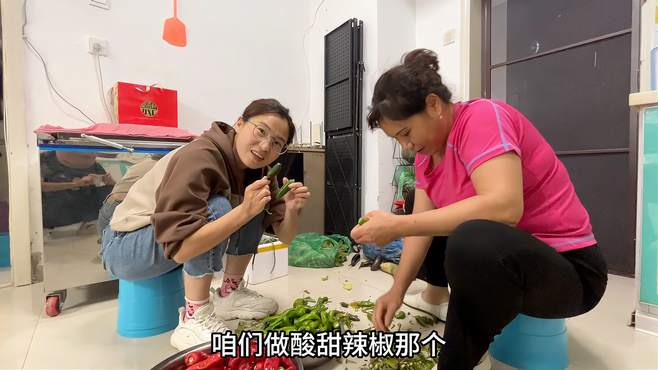 老妈在店里做啥重口味？跟姥姥发语音聊天，俩女婿分美食起争执！