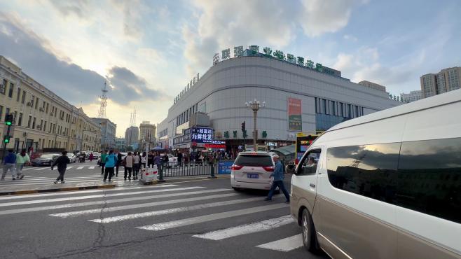 哈尔滨容易被迷惑的景点，百年历史菜市场，进去以后竟然是美食城