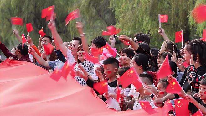 【 河南景区数万游客歌唱祖国  云台山巨幅国旗传递迎双节 [给你小心心]】9月30日，在河南焦作云台山景区，一面288平方米的巨幅国旗在游客手中传递，来自全国各