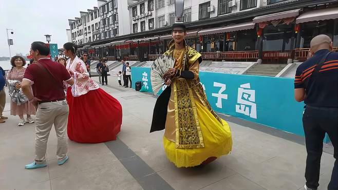 梁子湖岛广场上，俊男靓女的不倒翁表演，应该是苦力活