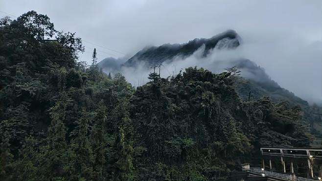 山峰顶都，云雾慢慢