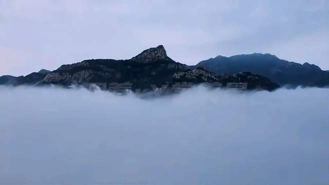 “泰山嵯峨夏云在，疑是白波涨东海”