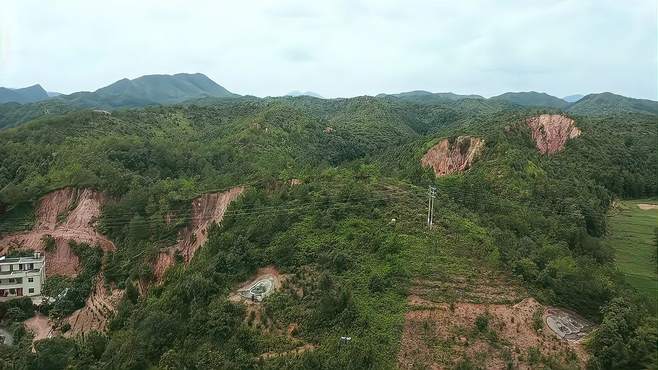 农村一人家50年前就把房子建这里，至今给钱都不搬只因这地方稀土