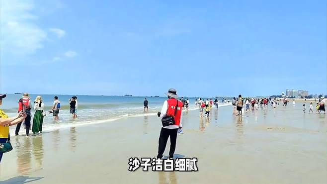 北海银滩位于广西北海，沙质洁白细腻，是著名的海滨旅游胜地