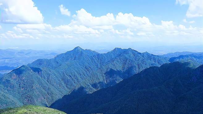 航拍：广东省梅州市五华县，海拔1318.6米的五华第一高峰七目嶂