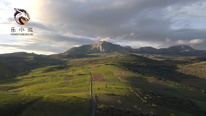 4K航拍田野风光山川丘陵自然风景草原蓝天白云阳光背景视频素材