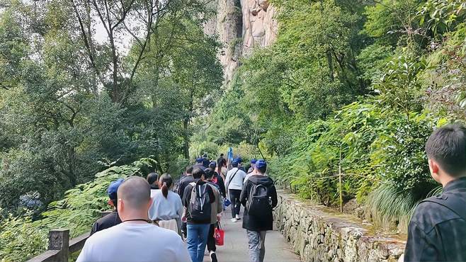 浙江温州雁荡山灵峰景区，景区四周植被茂盛，四周奇山异石林立