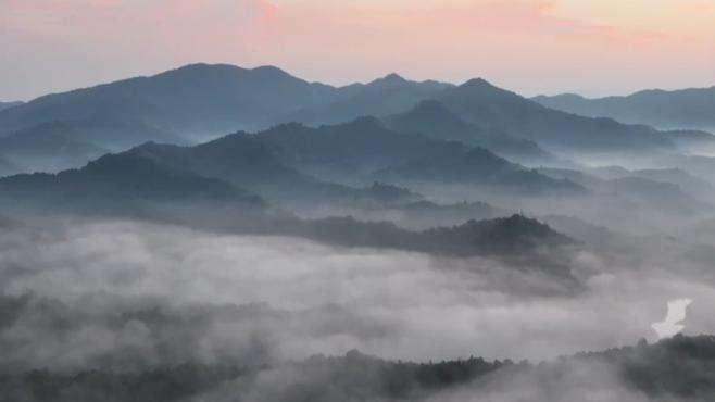 江西吉安：雾锁群山，壮美如画