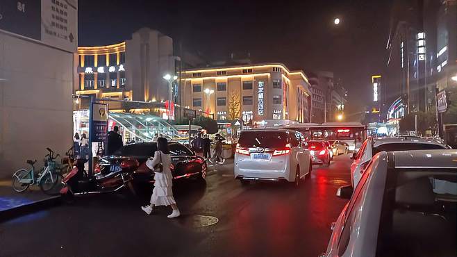 西安古都城市的夜景，街道美女