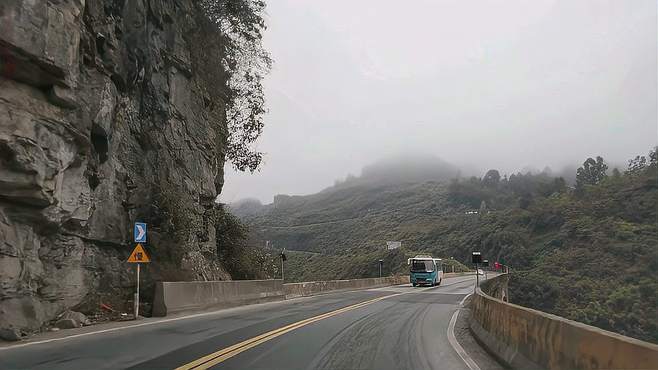 贵州务川超长下坡山路，旁边就是大山沟