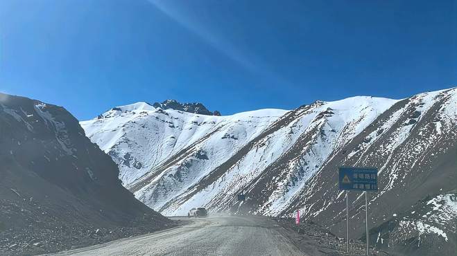 起伏连绵的雪山，坑洼的路、拐不完的弯足以让你驾驶出一身冷汗