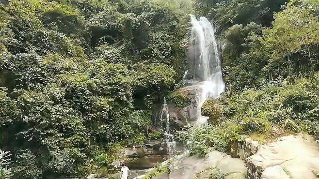 黄山市的免费瀑布很多，在这样美的小山村你能住多久