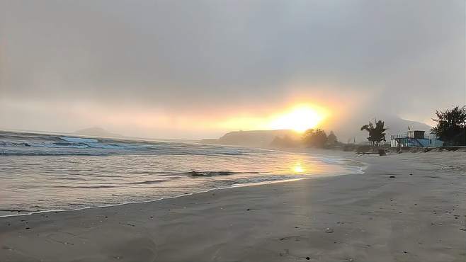 夕阳余晖下的海边，秋风瑟瑟，感觉一身轻松！