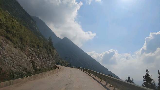 重庆忠县超惊险盘山公路，1800多米高山，看着都让人后怕